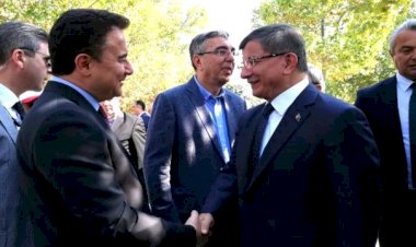 Ahmet Davutoğlu ve eski bakan Ali Babacan cenaze töreninde buluştu.