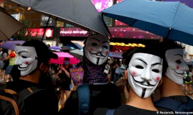 Hong Kong'da protestocular maske yasağına meydan okuyor