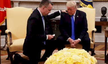 Trump “Brunson” dedi, rahip Brunson da “Olacakları rüyamda görmüştüm” diye elinde kitabıyla ortaya atıldı…