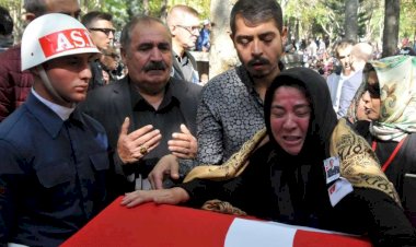 Şehidin annesi oğlunun tabutuna sarılı bayrağı okşayarak ‘bu senin damatlığın’ dedi. 