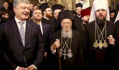 Bartholomeos, Ukrayna Ortodoks Kilisesi'ne otosefallik kazandıran Tomos'u Ukrayna'ya verdi