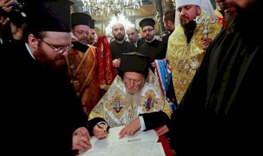 Fener Rum Patriği Bartholomeos, Ukrayna Ortodoks Kilisesi'ne bağımsızlık kazandıracak kararnameyi imzaladı