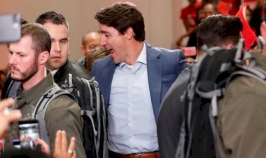 Kanada Başbakanı Trudeau, ilk kez bir mitinge çelik yelekle çıktı
