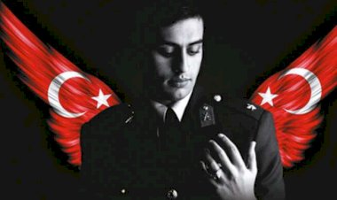 Menbiç şehidinin evine bayraklar asıldı