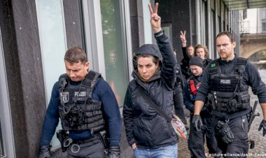 Alman hükümetinin toplantısında Türkiye protestosu