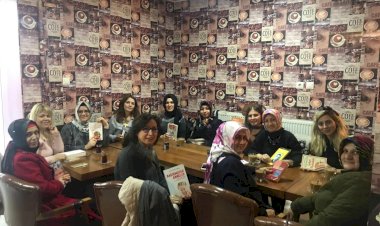 Çocuklar annelerine kitap okuyor