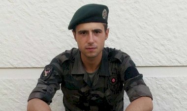 Şehit oğlunu el sallayarak uğurladı