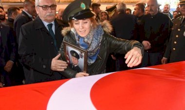 Şehit eşini başında şapkası, kucağında fotoğrafıyla uğurladı