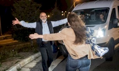 Haklarında tahliye kararı verilen Ahmet Altan ve Nazlı Ilıcak cezaevinden çıktı