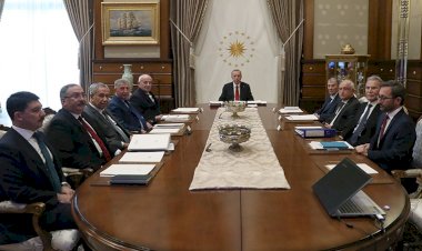 Saray'da YİK toplantısına katılan Arınç istifa mı etti?