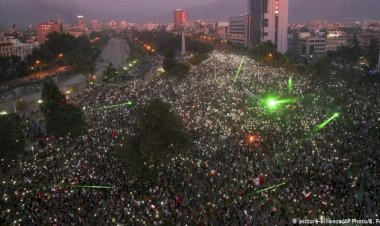 Şili'de on binlerce kişi sosyal eşitsizliği protesto etti