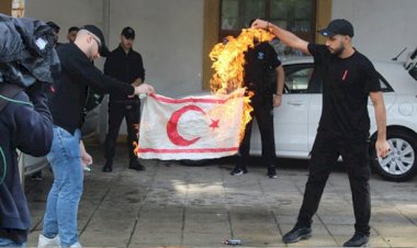 Rumlar KKTC bayrağını yaktı!