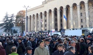 Gürcistan'da parlamento kuşatıldı!