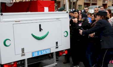 Akşam doğum yapan abla sabah kardeşinin şehit cenazesine katıldı