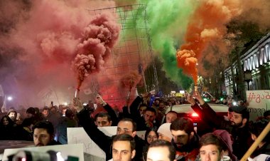 Gürcistan'da güvenlik güçleri parlamentoyu kuşatan protestoculara müdahale etti