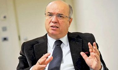 “Bir parmak ayı gösterdiğinde akıllılar aya, aptallar ise parmağa bakar.”