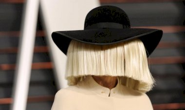 Sia "gerçek yüzünü" gösterip, gittiği markette Şükran Günü alışverişi yapanların parasını ödedi