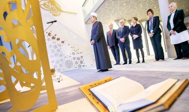 Almanya Cumhurbaşkanı'ndan cami ziyareti: Hocam bana namazı göster