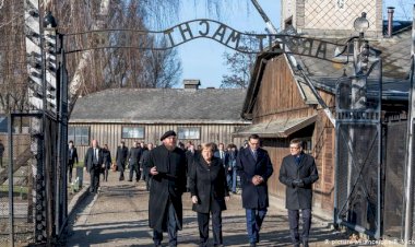 Merkel Auschwitz toplama kampını ilk kez ziyaret etti