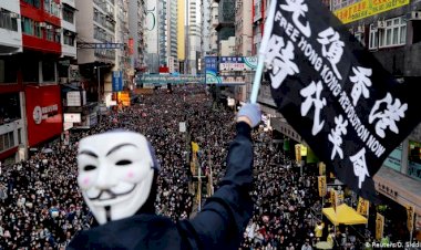 Hong Kong'da yüz binler yine sokaklarda