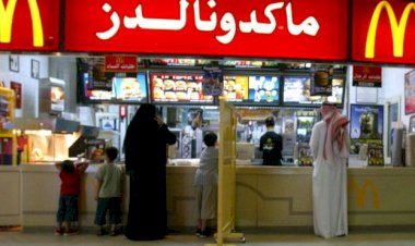 Suudi Arabistan'da kadınlar artık restoranlara erkeklerle aynı kapıdan girebilecek