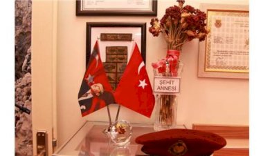 Şehit Oğlunun Hatıralarıyla Yaşıyor