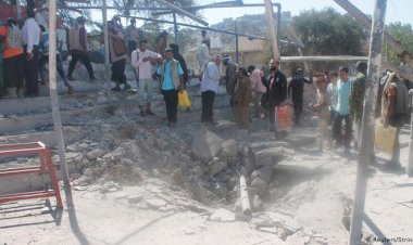 Yemen'de askeri geçit törenine saldırı