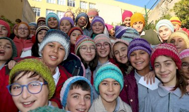 Elleriyle ördüğü berelerle yılbaşında öğrencileri sevindirdi