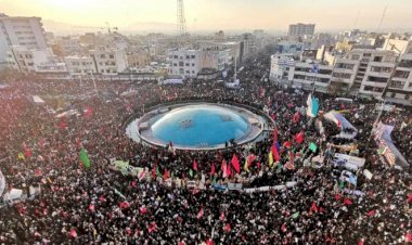 Tahran'da onbinler Süleymani'nin cenazesi için toplandı