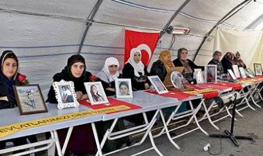 68 aile, HDP il binası önündeki oturma eylemini 134'üncü günde de sürdürdü.