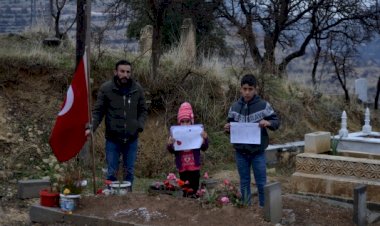 Karnelerini aldıktan sonra şehit babalarının mezarına koştular