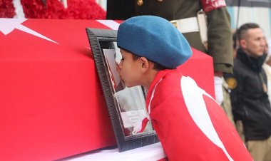 Binlerce kişi şehidini uğurladı!