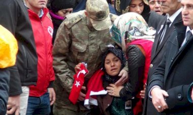 Şehidin kardeşinden karne gününde bozkurtlu uğurlama
