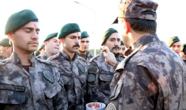 Adak kanının polislerin alnına sürülmesi objektiflere yansıdı.