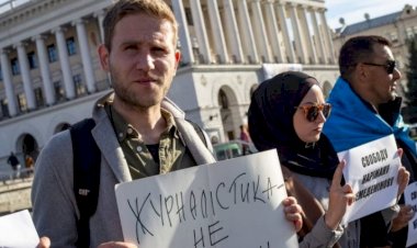 İŞGALCİLERDEN UKRAYNALI GAZETECİYE KIRIM'A 34 YILLIK GİRİŞ YASAĞI