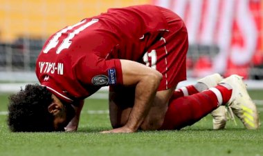 Müslüman sporcu, gazeteci ve politikacının yalan ve gerçek girdabında sınanması.