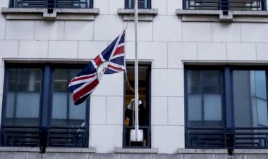 Brexit'e saatler kala İngiliz bayrakları AB kurumlarından indirildi