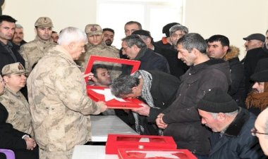 Orgeneral Çetin'den şehit ailelerine Türk bayrağı