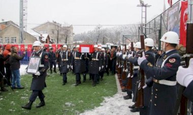 Şehit oğullarını Türk bayrağıyla uğurladılar
