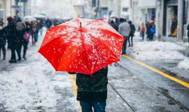 İSTANBUL'DAN KAR GİDİYOR SOĞUK KALIYOR