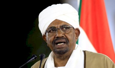 Sudan'ın eski devlet başkanı Ömer el Beşir Lahey'e teslim edilecek