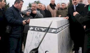 Ozan Arif mezarı başında anıldı
