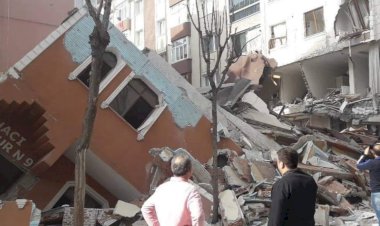İstanbul'da bina çöktü