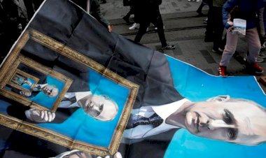 İstanbul'da Rus sanatçının 'Süper kahraman Putin' posterine polis müdahalesi