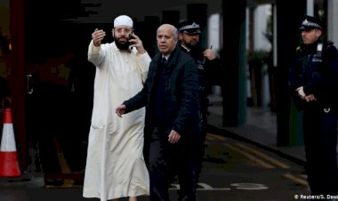 Londra'daki camide bıçaklı saldırı