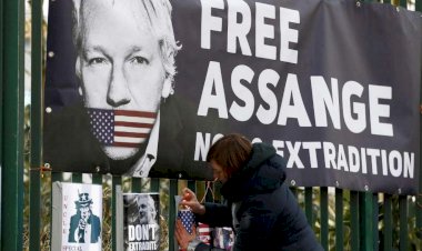 Tüm gazetecilerin arzuladığını Assange yaptı