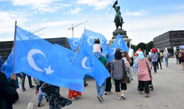 Çin Uygur Türklerini corona virüsün kucağına atıyor