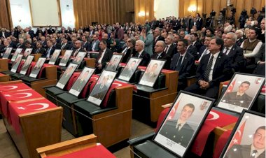 İYİ Parti grup toplantısında şehitler en ön sırada yer aldı!