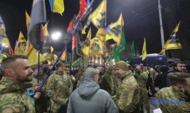 KIYİV'DEKİ RUS BÜYÜKELÇİLİĞİ ÖNÜNDE PROTESTO GÖSTERİSİ: KIRIM UKRAYNA’DIR!