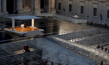 Papa Francis'ten tek kişilik ayin: Sağır edici bir sessizlik